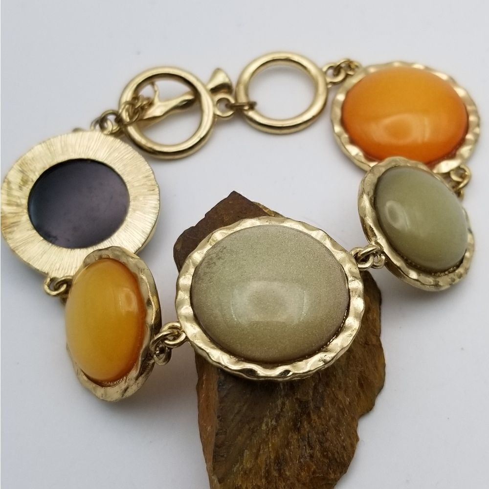 Hippie flower child bracelet. B529